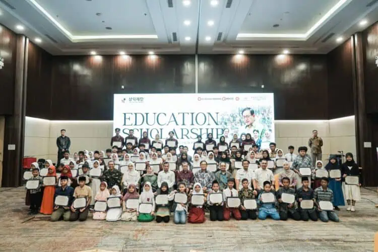 Perluas Dukungan Generasi Muda, Yayasan Sangik Serahkan Beasiswa ke-13