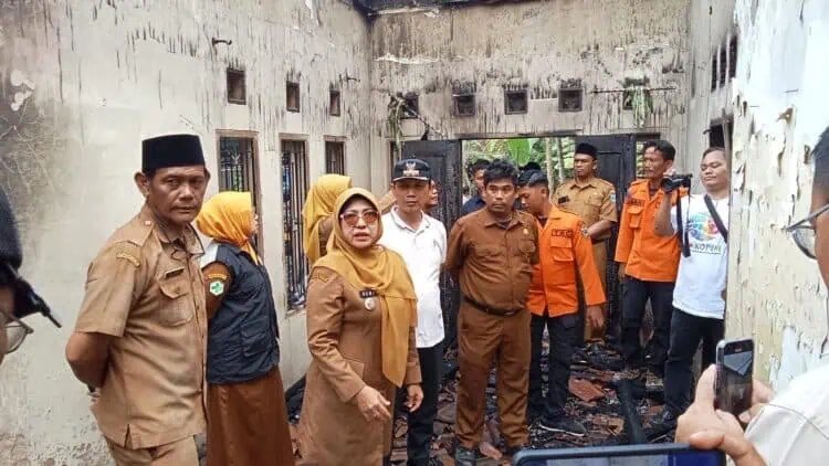 Kebakaran, 1 Orang Nyaris Terbakar lalu Dilarikan ke Puskesmas, Bupati Pandeglang Turun Tangan
