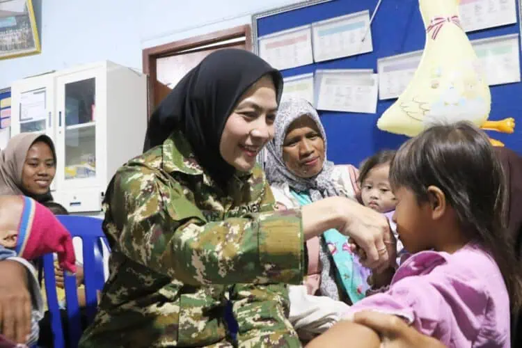 Pakai Seragam TNI, Bupati Zakiyah Sidak Puskesmas Bojonegara
