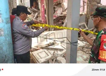 Polisi memasang garis polisi di rumah yang terkena dampak ledakan. (EKO SETIAWAN /SATELITNEWS)