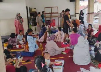 Warga Pondok Cabe Ilir Kecamatan Pamulang mengungsi ke masjid. (EKO SETIAWAN/SATELITNEWS)