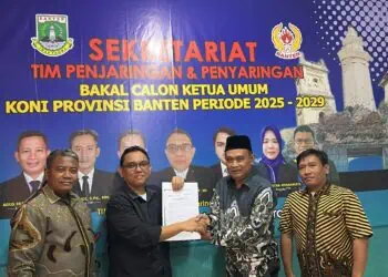 Amin Lukman (ketiga dari kiri-red), Ketua Tim Pemenangan Abdul Salam Salim menerima formulir pendaftaran calon ketua KONI Banten periode 2025-2029. (ISTIMEWA)
