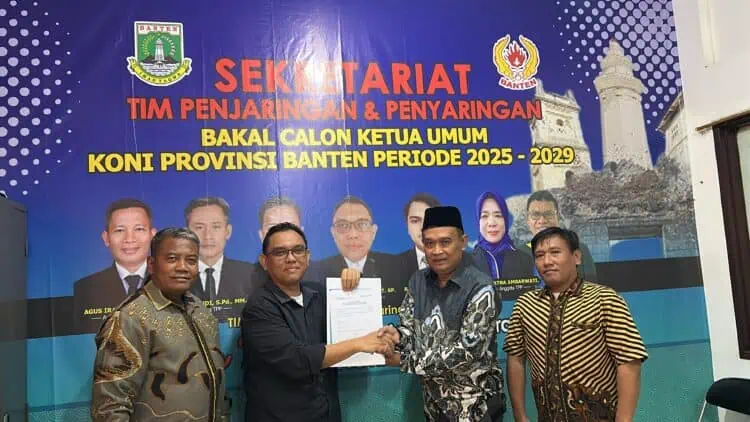 Amin Lukman (ketiga dari kiri-red), Ketua Tim Pemenangan Abdul Salam Salim menerima formulir pendaftaran calon ketua KONI Banten periode 2025-2029. (ISTIMEWA)