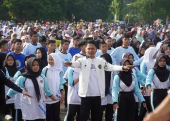 Cegah Osteoporosis Bersama Perwatusi, Ratusan Masyarakat Senam Massal di Alun-alun Pandeglang