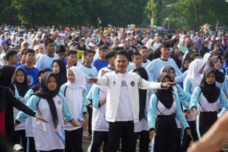 Cegah Osteoporosis Bersama Perwatusi, Ratusan Masyarakat Senam Massal di Alun-alun Pandeglang