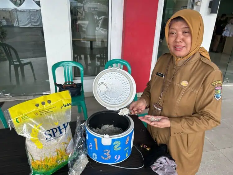 Disperindag Kabupaten Tangerang Salurkan 1 Ton Beras SPHP, Warga Antusias