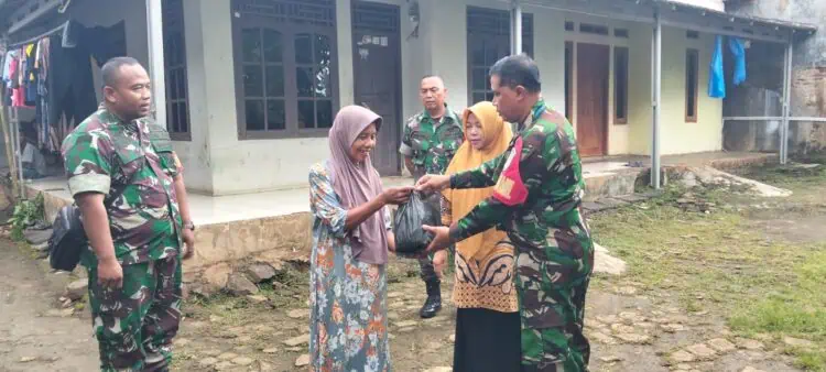 Jajaran TNI Koramil 0602-09/Cikeusal Salurkan Bantuan untuk Warga Kurang Mampu di Curug Kota Serang