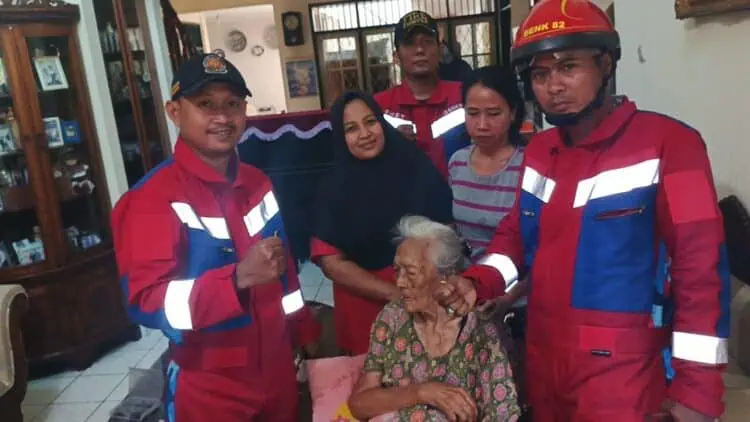 Dramatis! Damkar Tangsel Lepas Cincin Tersangkut di Jari Nenek 99 Tahun