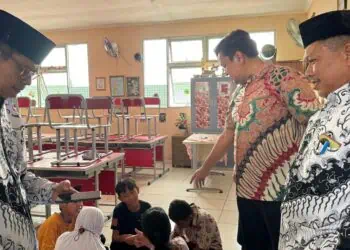 Geger! Siswa Bergelantungan di Jendela Kelas Lantai 3 SDN Pondok Benda Pamulang