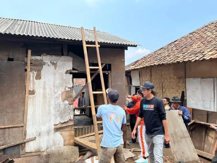 Pimpinan dan Anggota DPRD Pandeglang Gotong Royong Bedah Rumah di Mandalawangi