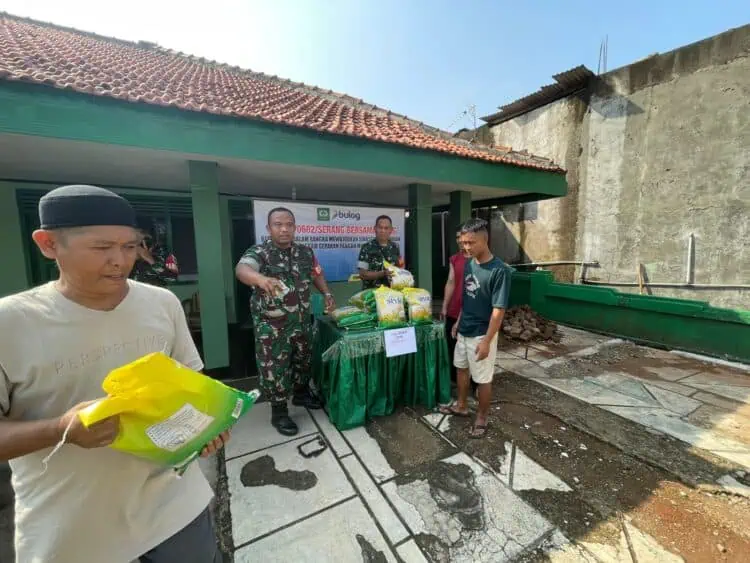 Sambut HUT Ke-80 TNI, Anggota Koramil 09 Cikeusal Gelar GPM, Disambut Antusias Warga