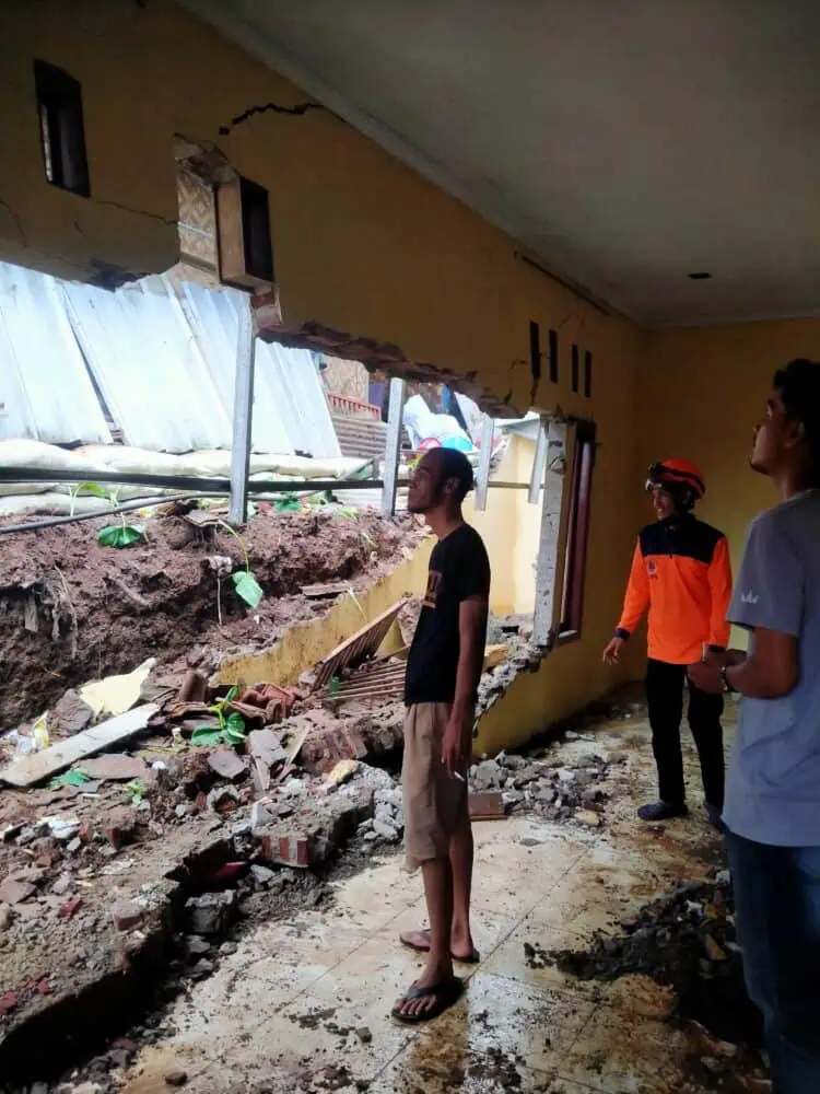 Akibat Diguyur Hujan Deras, TPT Ambrol Timpa Majelis Taklim Hingga Jebol di Pandeglang