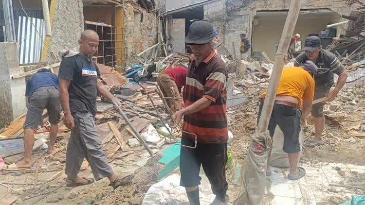 Warga Pondok Cabe Ilir Gotong Royong Bersihkan Puing Bangunan Sisa Ledakan