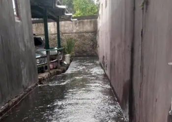 Banjir Sedengkul Genangi Perumahan Batas Indah Pondok Aren, Warga Keluhkan Saluran Air Buruk