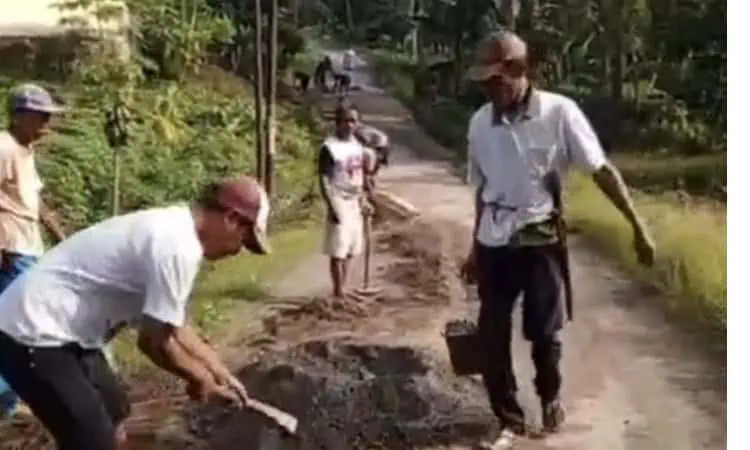 Belasan Tahun Tak Diperbaiki, Warga Rangkasbitung Swadaya Cor Jalan Rusak