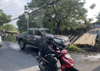 Kendaraan Pickup Terbakar di Jalan Raya Pembangunan Neglasari