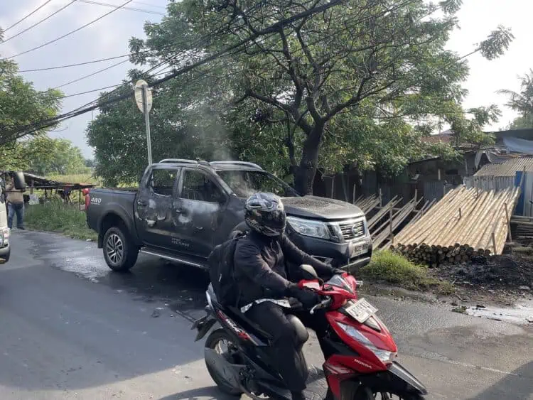Kendaraan Pickup Terbakar di Jalan Raya Pembangunan Neglasari