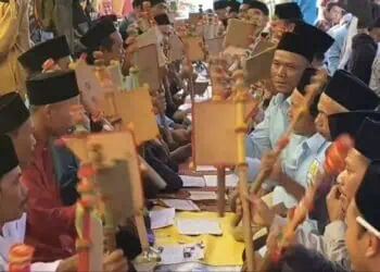 Unik, Warga di Lebak Rayakan Maulid Nabi dengan Zikir Pakai Kipas Bambu, Begini Maknanya