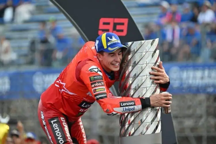Marc Marquez Kunci Gelar Juara MotoGP, Menangis di Podium