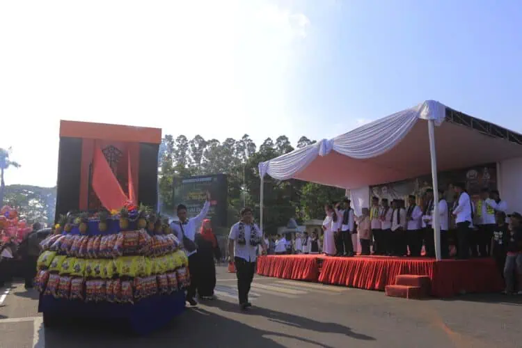 Warga Tangerang Tumpah Ruah Ikuti Tradisi Ngarak Perahu Muludan