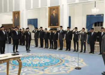 SATELITNEWS.COM, JAKARTA--Presiden Prabowo Subianto telah sejumlah menteri dan wakil menteri baru Kabinet Merah Putih untuk sisa masa jabatan periode 2024–2029. Pelantikan digelar di Istana Negara, Jakarta, Senin (8/9). Ada empat menteri dan seorang wakil menteri yang dilantik sore ini. Prosesi pelantikan dimulai dengan mengumandangkan lagu Indonesia Raya dilanjutkan dengan pembacaan surat keputusan presiden tentang pemberhentian dan pengangkatan menteri. Prabowo kemudian memandu pembacaan sumpah jabatan bagi para menteri. Dalam Keputusan Presiden yang dibacakan, disebutkan beberapa nama baru, antara lain Muhammad Irfan Yusuf sebagai Menteri Haji dan Umrah, serta Dahnil Anzar Simanjuntak sebagai Wakil Menteri Haji dan Umrah. Selain itu, Prabowo juga menetapkan pejabat baru di Kementerian Keuangan. Prabowo melantik Purbaya Yudhi Sadewa sebagai Menteri Keuangan (Menkeu). Purbaya menggantikan posisi Sri Mulyani. Sebelum dilantik menjadi menteri, Purbaya menjabat sebagai Ketua Dewan Komisioner Lembaga Penjamin Simpanan (LPS). “Dengan pengangkatan saudara-saudara sebagai Menteri dan Wakil Menteri Negara Kabinet Merah Putih dalam sisa masa jabatan periode tahun 2024–2029, terlebih dahulu saya akan bertanya, bersediakah saudara-saudara untuk diambil sumpah menurut agama Islam?” ujar Prabowo, sebelum memimpin pengucapan sumpah jabatan. Para menteri dan wakil menteri kemudian mengucapkan sumpah, berjanji akan setia kepada Undang-Undang Dasar 1945, menjunjung tinggi jabatan, serta bekerja dengan penuh tanggung jawab untuk kepentingan bangsa dan negara. Berikut daftar menteri yang dilantik sore ini: Menteri Keuangan: Purbaya Yudhi Sadewa Baca juga : Persija Ajak Suporter Tetap Tenang Dan Jaga Persatuan Menteri Perlindungan Pekerja Migran Indonesia: Mukhtarudin Menteri Koperasi: Ferry Juliantono Menteri Haji dan Umrah: Mochamad Irfan Yusuf Wakil Menteri Haji dan Umrah: Dahnil Anzar Simanjuntak. Setelah resmi dilantik, para menteri dan wamen menandatangani berita acara pelantikan. Penandatanganan disaksikan langsung oleh Presiden Prabowo. (rmg)