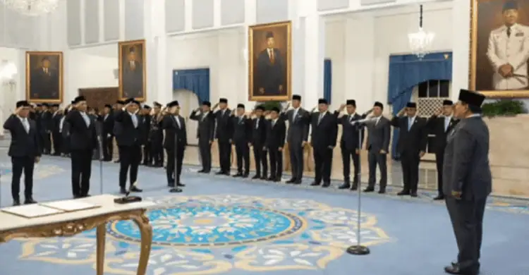 SATELITNEWS.COM, JAKARTA--Presiden Prabowo Subianto telah sejumlah menteri dan wakil menteri baru Kabinet Merah Putih untuk sisa masa jabatan periode 2024–2029. Pelantikan digelar di Istana Negara, Jakarta, Senin (8/9). Ada empat menteri dan seorang wakil menteri yang dilantik sore ini. Prosesi pelantikan dimulai dengan mengumandangkan lagu Indonesia Raya dilanjutkan dengan pembacaan surat keputusan presiden tentang pemberhentian dan pengangkatan menteri. Prabowo kemudian memandu pembacaan sumpah jabatan bagi para menteri. Dalam Keputusan Presiden yang dibacakan, disebutkan beberapa nama baru, antara lain Muhammad Irfan Yusuf sebagai Menteri Haji dan Umrah, serta Dahnil Anzar Simanjuntak sebagai Wakil Menteri Haji dan Umrah. Selain itu, Prabowo juga menetapkan pejabat baru di Kementerian Keuangan. Prabowo melantik Purbaya Yudhi Sadewa sebagai Menteri Keuangan (Menkeu). Purbaya menggantikan posisi Sri Mulyani. Sebelum dilantik menjadi menteri, Purbaya menjabat sebagai Ketua Dewan Komisioner Lembaga Penjamin Simpanan (LPS). “Dengan pengangkatan saudara-saudara sebagai Menteri dan Wakil Menteri Negara Kabinet Merah Putih dalam sisa masa jabatan periode tahun 2024–2029, terlebih dahulu saya akan bertanya, bersediakah saudara-saudara untuk diambil sumpah menurut agama Islam?” ujar Prabowo, sebelum memimpin pengucapan sumpah jabatan. Para menteri dan wakil menteri kemudian mengucapkan sumpah, berjanji akan setia kepada Undang-Undang Dasar 1945, menjunjung tinggi jabatan, serta bekerja dengan penuh tanggung jawab untuk kepentingan bangsa dan negara. Berikut daftar menteri yang dilantik sore ini: Menteri Keuangan: Purbaya Yudhi Sadewa Baca juga : Persija Ajak Suporter Tetap Tenang Dan Jaga Persatuan Menteri Perlindungan Pekerja Migran Indonesia: Mukhtarudin Menteri Koperasi: Ferry Juliantono Menteri Haji dan Umrah: Mochamad Irfan Yusuf Wakil Menteri Haji dan Umrah: Dahnil Anzar Simanjuntak. Setelah resmi dilantik, para menteri dan wamen menandatangani berita acara pelantikan. Penandatanganan disaksikan langsung oleh Presiden Prabowo. (rmg)