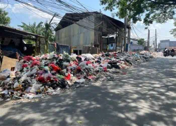 Tumpukan Sampah depan Pasar Rubuh Cipondoh Muncul Lagi