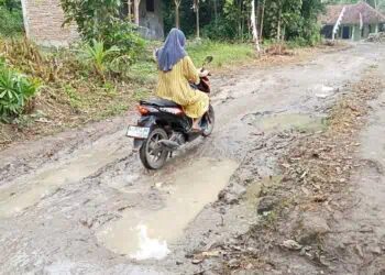 Belasan Tahun Jalan di Kampung Suminta Lebak Belum Diperbaiki