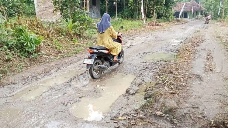 Belasan Tahun Jalan di Kampung Suminta Lebak Belum Diperbaiki