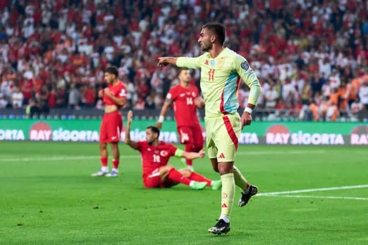 Spanyol Bantai Turki di Kandang Sendiri