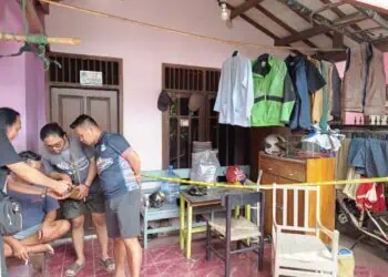 Warga berkumpul di salah satu rumah yang terkena dampak ledakan. (EKO SETIAWAN /SATELITNEWS)
