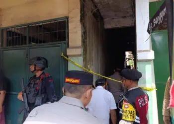 Polisi melakukan sterilisasi lokasi ledakan. (EKO SETIAWAN / SATELITNEWS)