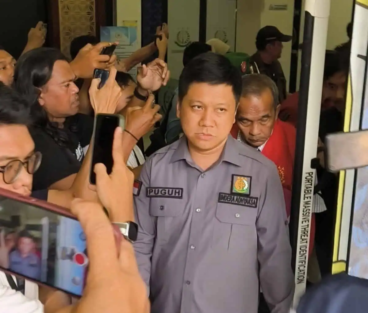 Jadi Tersangka Kasus Dugaan Korupsi PDAM Lebak: Mantan Dirut, Dewas Hingga Rekanan Ditahan Kejari Jadi Tersangka Kasus Dugaan Korupsi PDAM Lebak: Mantan Dirut, Dewas Hingga Rekanan Ditahan Kejari