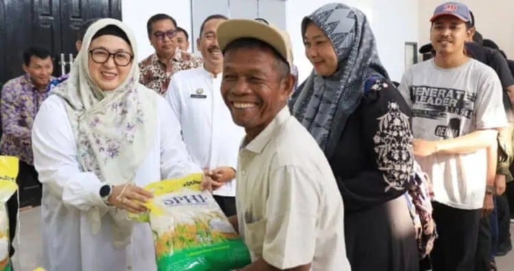 Di Tigaraksa, Pemkab Tangerang Jual Beras Seharga Rp55 ribu Per Paket
