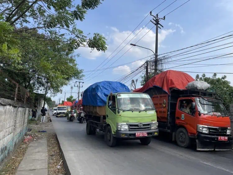 Macet Sekitar TPA Rawa Kucing, Sopir Angkot Keluhkan Berkurangnya Pendapatan