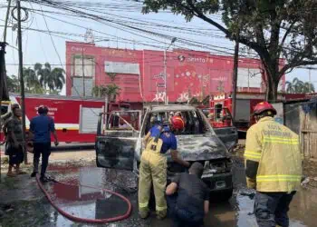 Mobil Terbakar Depan Plaza Shinta Karawaci, Ibu Hamil Selamat