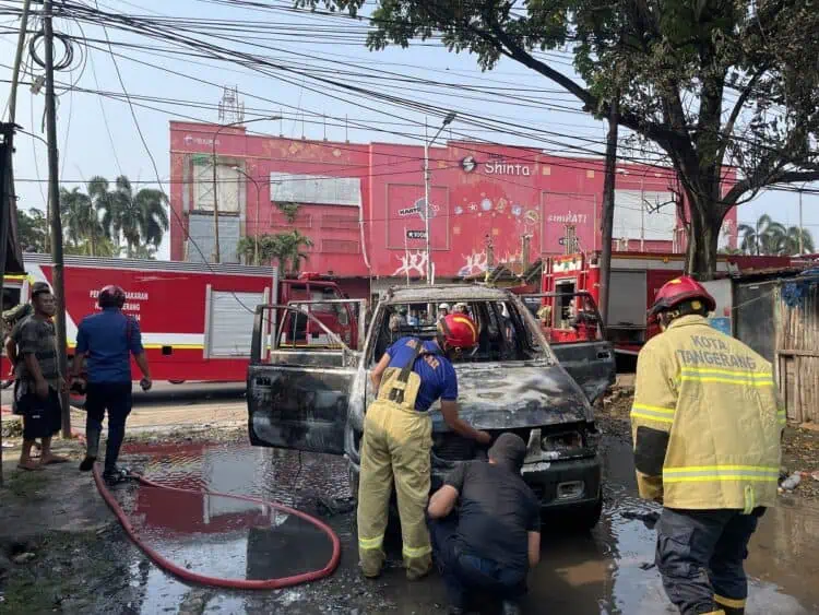 Mobil Terbakar Depan Plaza Shinta Karawaci, Ibu Hamil Selamat