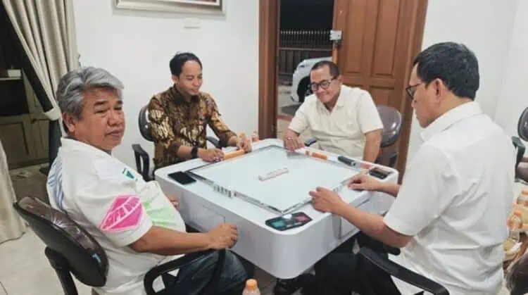 Dua Menteri Terseret Domino