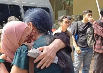 Ibu dan Aktivis Jenguk Delpedro