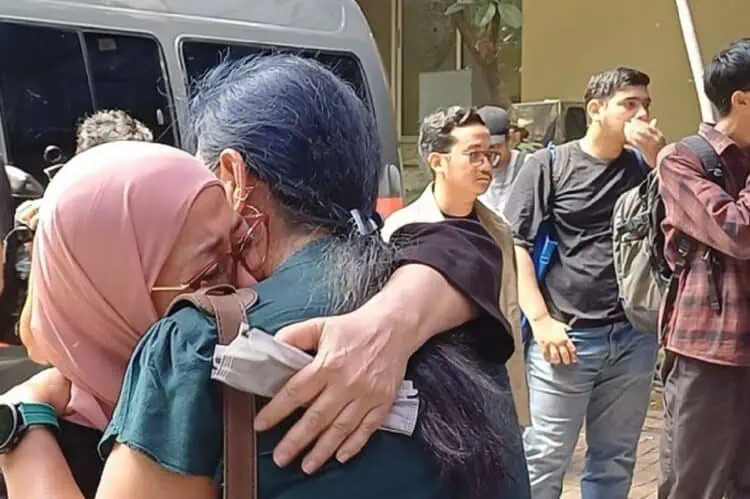 Ibu dan Aktivis Jenguk Delpedro