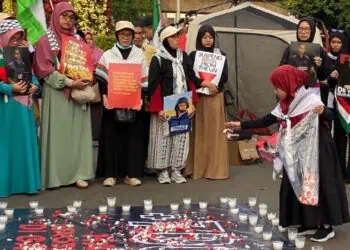 Massa aksi bela Palestina melakukan tabur bunga Mawar Putih dan Merah di Depan Kedubes AS, Jakarta, Minggu (7/9/2025). (ISTIMEWA)