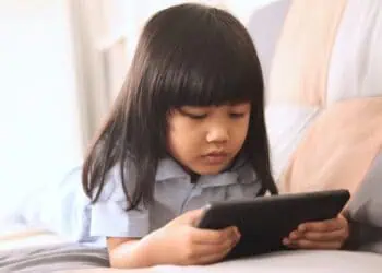 Stop Anak Nempel ke Gadget! Waspada Mata Minus Mengintai, Ini Tanda dan Cara Cegahnya
