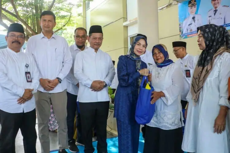 Menjelang Hari Jadi Kabupaten Serang, Bupati Zakiyah Salurkan Ratusan Paket Sembako