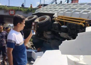 BREAKING NEWS: Mobil Tronton Jatuh dari Tol Tangerang - Merak Timpa Mobil dan Motor