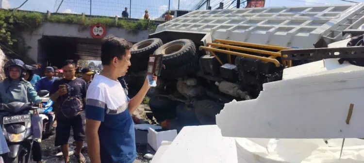 BREAKING NEWS: Mobil Tronton Jatuh dari Tol Tangerang - Merak Timpa Mobil dan Motor