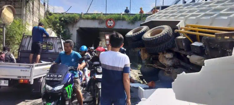 Lima Orang Dilarikan ke RS, Korban Tronton Terjun dari Tol Tangerang - Merak