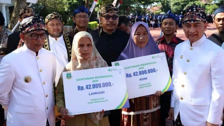Kado HUT Ke-25, Pemprov Banten Beri Penghargaan kepada Pegawai dan Santuni Masyarakat