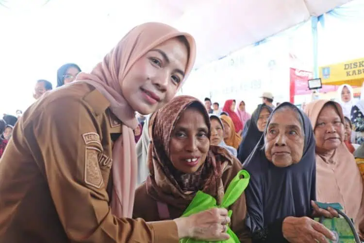 Bupati Ratu Zakiyah Bagikan 500 Paket Sembako kepada Masyarakat
