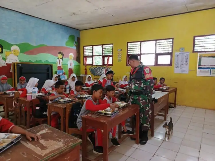 Danramil Cikeusal Dampingi dan Awasi Program MBG di SDN Ciemas Curug Kota Serang