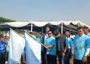 Ribuan Siswa Ikuti Jalan Sehat Sambil Memungut Sampah di Suvarna Sutera
